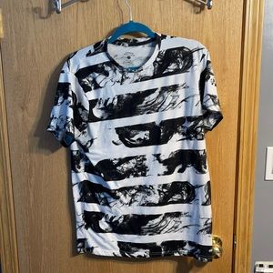 Men’s shirt size medium US